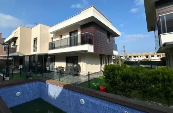 فيلا عائلية واسعة مؤلفة خمس غرف نوم للبيع في أورلا في إزمير